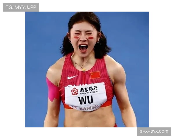 吴艳妮赛前涂指甲油的样子，真不像要上跑道的人