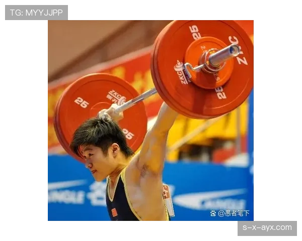 庞伟训练完随手啃馒头的样子，真不像拿过奥运金牌的人